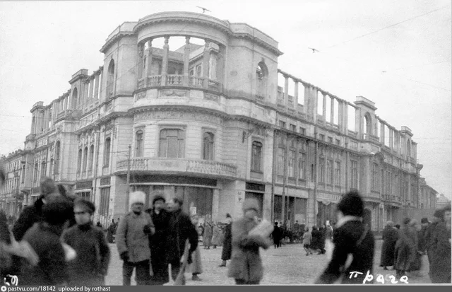 Арбатская площадь в ноябре 1917. Ресторан "Прага"