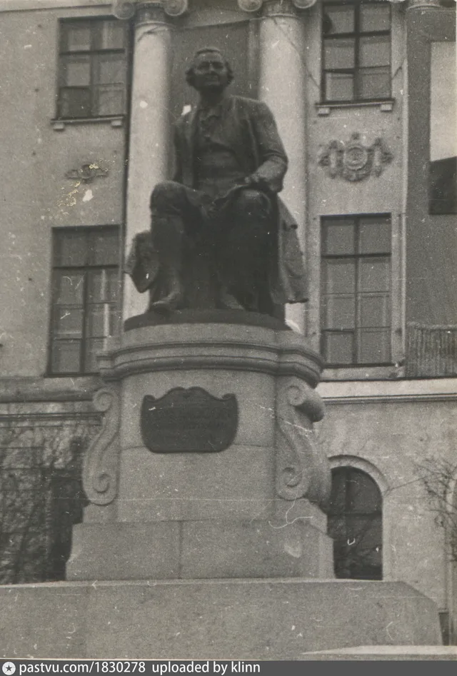 Памятник Ломоносову