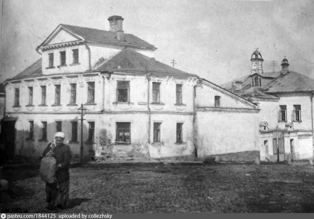 Угол Курносовского и Свешникова переулков. Дом № 2/6
