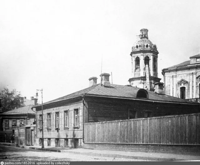 Барашевский переулок. Колокольня церкви Воскресения Христова в Барашах