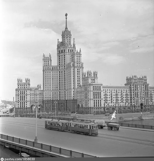Большой Устьинский мост и высотный дом на Котельнической набережной