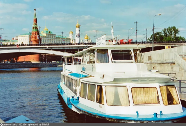 Теплоход у причала «Большой Каменный мост»