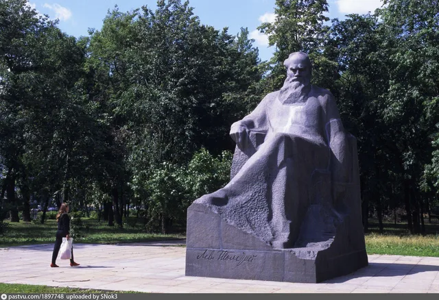 Памятник Л. Н. Толстому