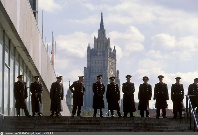 Милиционеры у здания московского правительства