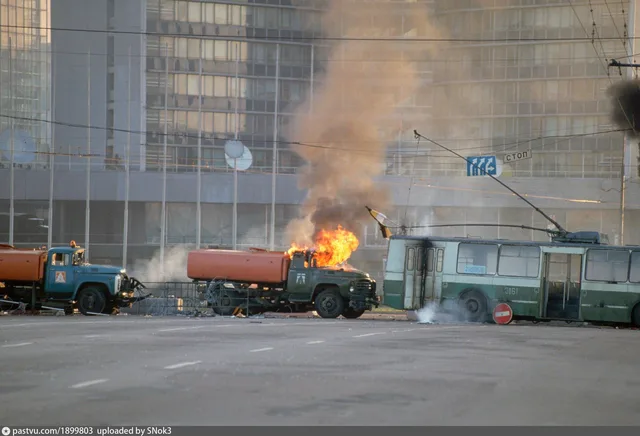 Горящая поливомоечная машина перед зданием правительства Москвы