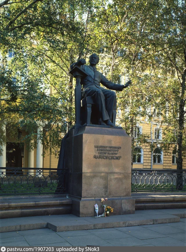 Памятник П.И. Чайковскому