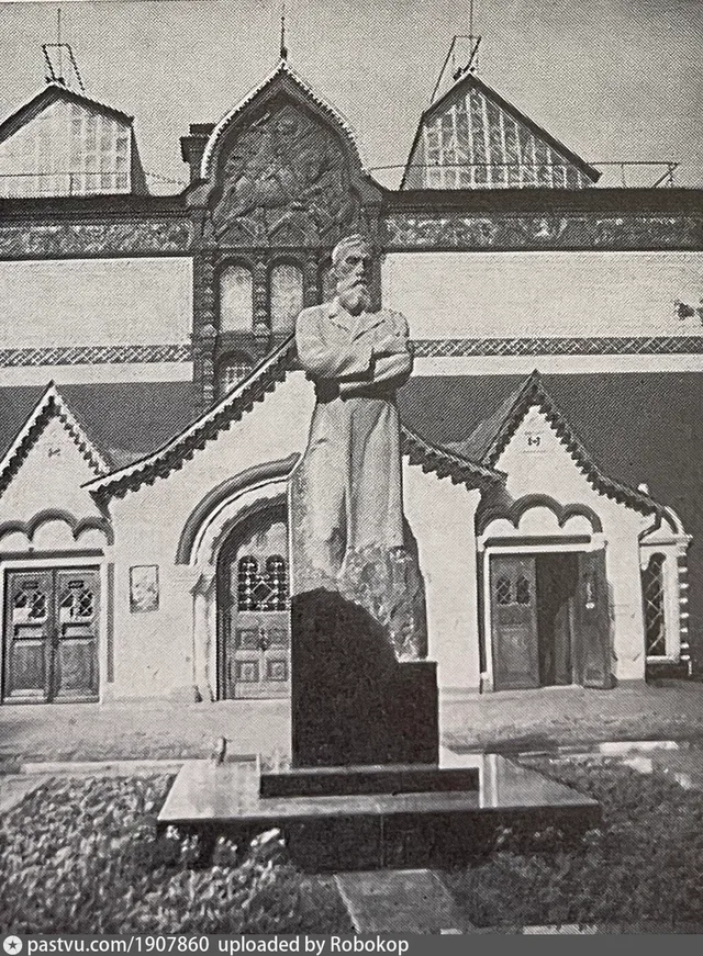 Памятник П.М. Третьякову у здания Государственной Третьяковской галереи