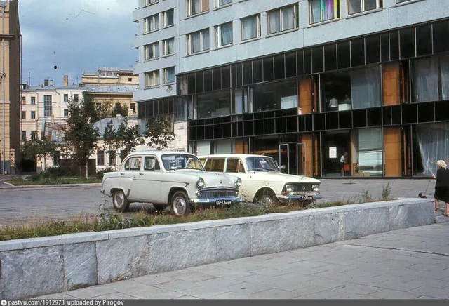 Проспект Калинина, 28 (ныне дом 10). Кафе "Ивушка"