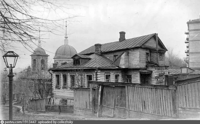 Котельнический переулок, 4 и церковь Николая Чудотворца в Котельниках