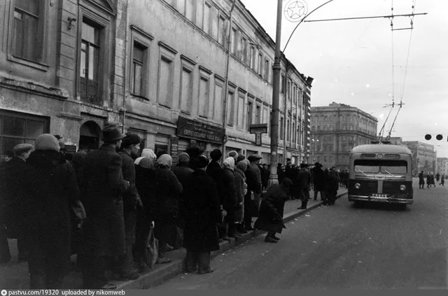 Улица Горького. У кинотеатра «Центральный»
