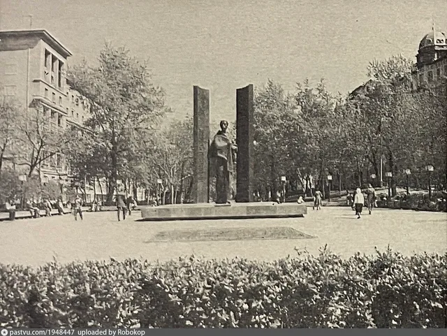 Сретенский бульвар. Памятник Крупской