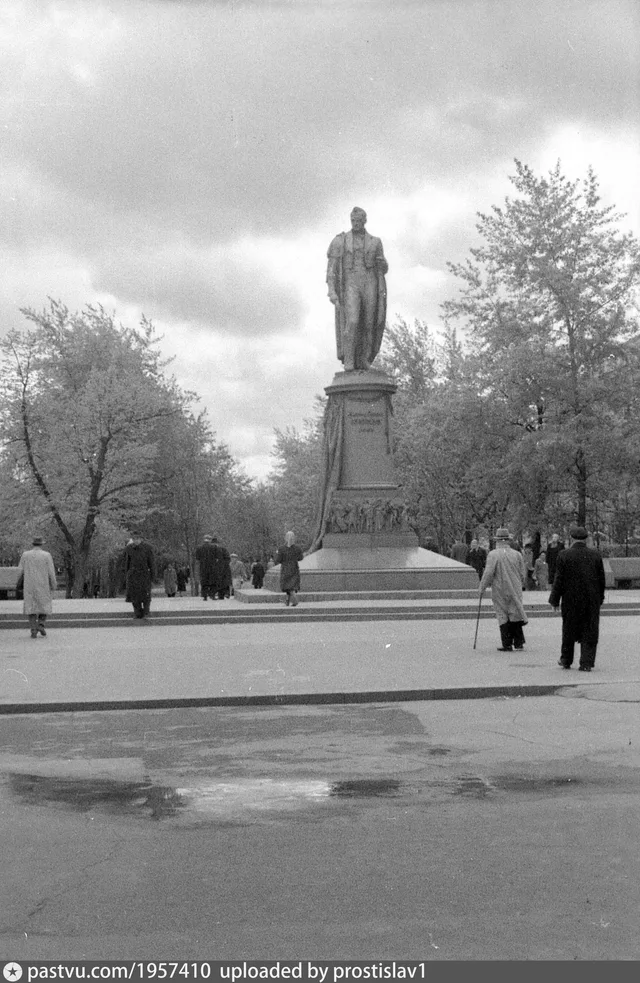 Памятник А.С. Грибоедову