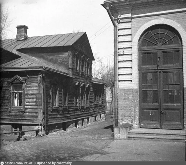 Улица Рождественка. Фрагмент фасада церкви Николая Чудотворца в Звонарях и дом церкви