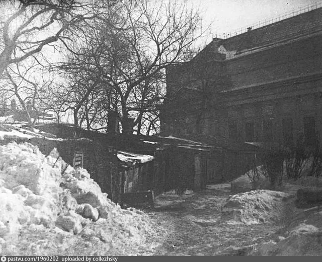 Антипьевский переулок. Деревянные постройки во дворе церкви Антипия, епископа Пергамского, что на Колымажном дворе