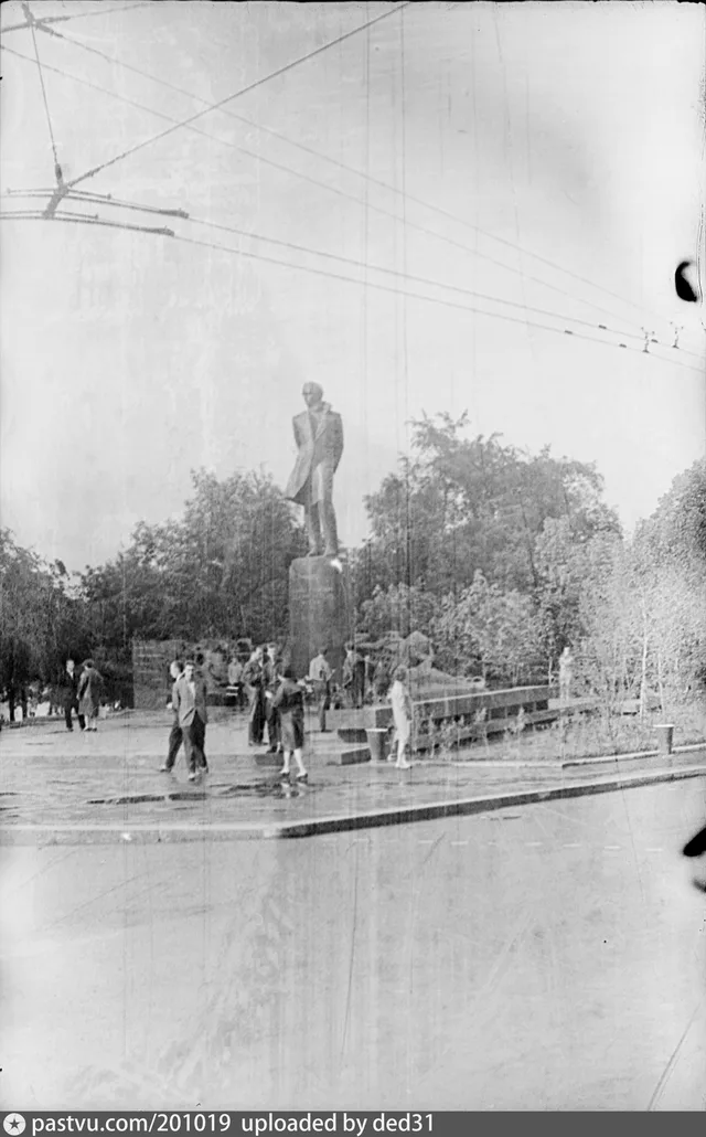 Памятник Лермонтову