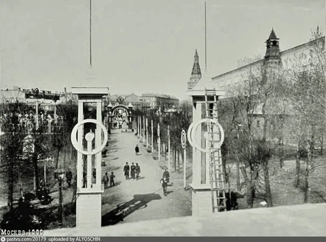 Александровский сад с Троицкого моста