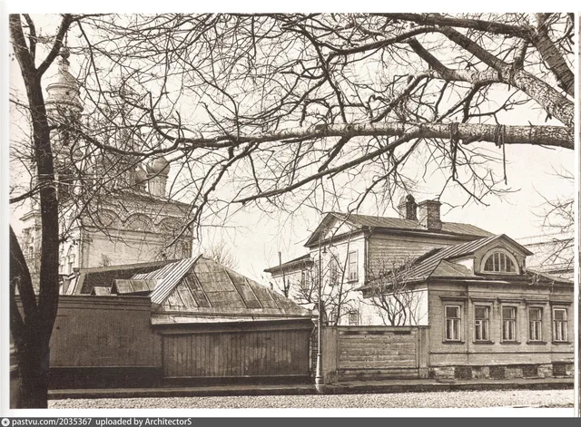 Дома приходской школы и духовенства церкви св. Николая в Новых Толмачах, со стороны Лаврушинского переулка