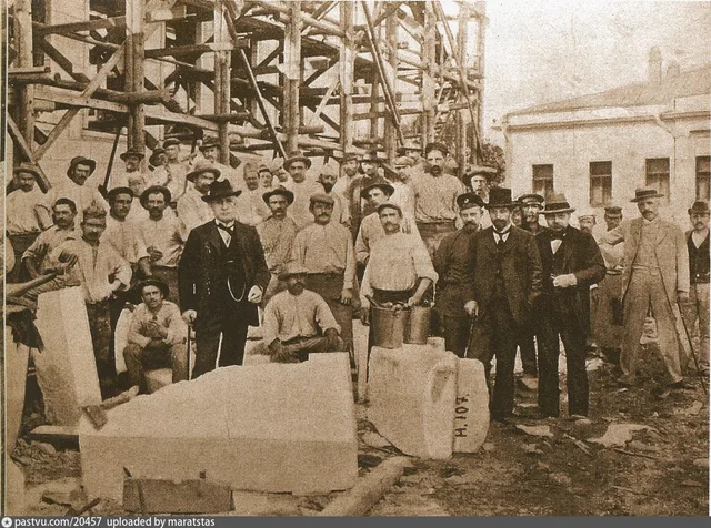 Улица Волхонка. Итальянские каменотёсы и архитектор Р. И. Клейн на строительстве музея