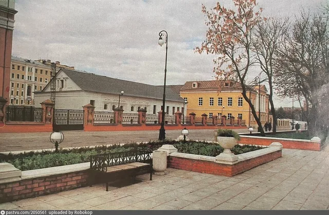 В Лаврушинском переулке