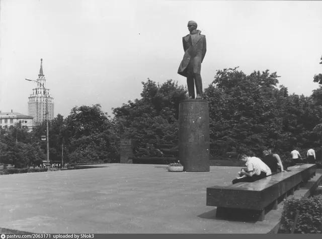 Памятник поэту М.Ю. Лермонтову на Лермонтовской площади