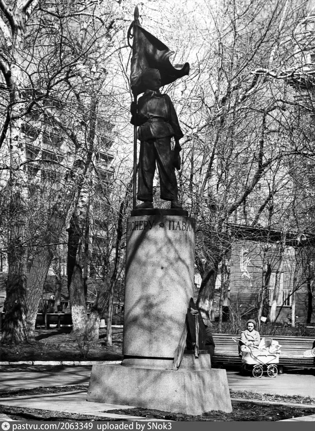 Памятник Павлику Морозову на Дружинниковской улице