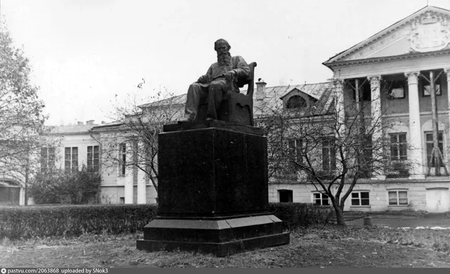 Воровского ул. дом № 52/55 строение 1. Памятник писателю Л.Н. Толстому