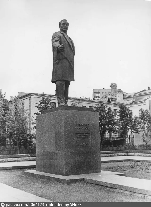 Памятник болгарскому революционеру Г. М. Димитрову на улице Димитрова