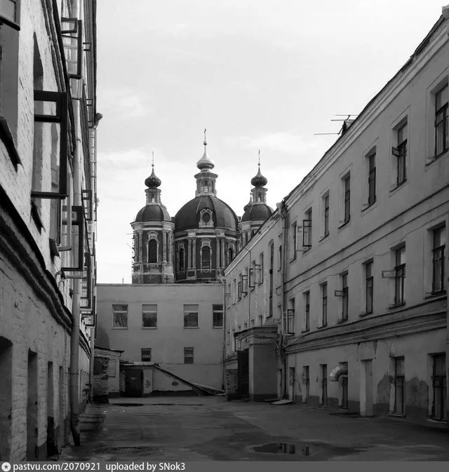 Дворик в районе Пятницкой улицы, храм Святого Климента, папы Римского
