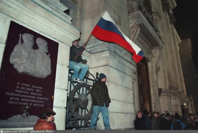 Демонстранты у здания мэрии Москвы