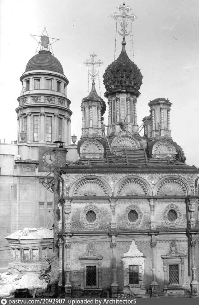 Основной объем бывшей церкви Николая Чудотворца "Большой Крест" после демонтажа наличника