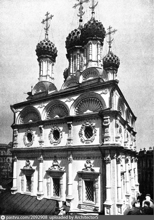 Вид с колокольни на пятиглавие церкви Св. Николая Чудотворца "Большой Крест" после реставрации