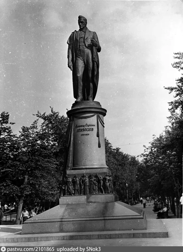 Памятник писателю А. С. Грибоедову на Чистопрудном бульваре