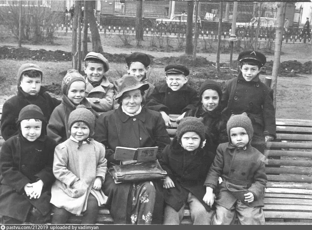 Детская прогулочная группа на Тверском бульваре