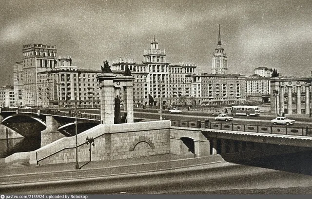 Вид Бородинского моста и Ростовской набережной