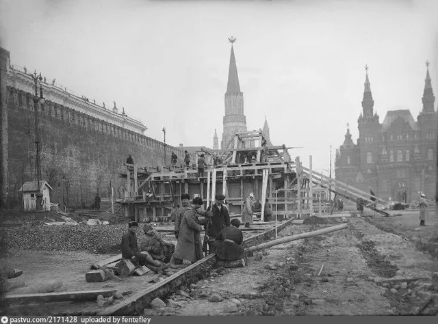 На строительстве второго временного мавзолея В.И Ленина на Красной площади. Снятие трамвайных путей