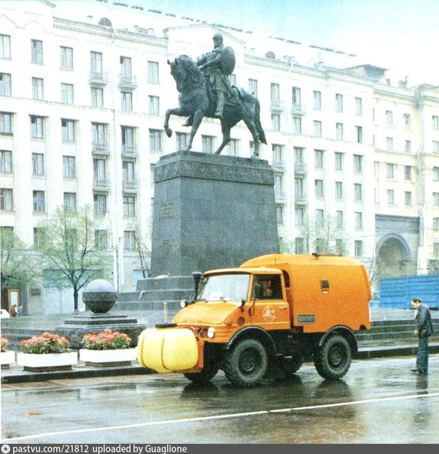 «Унимог» у памятника Юрию Долгорукому