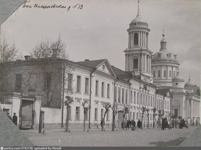 Большая Алексеевская улица, дом № 13 и церковь Мартина Исповедника