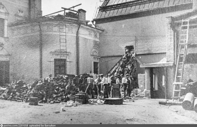 Погрузка дров в Третьяковской галерее