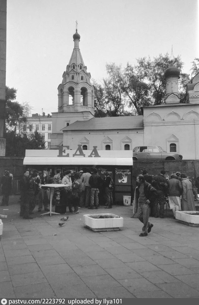 Кооперативная палатка быстрого питания возле церкви Симеона Столпника