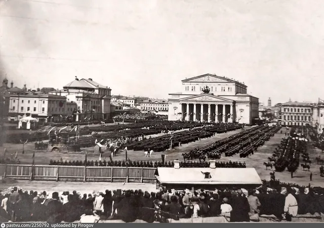 Смотр войскам Московского гарнизона на Театральной площади