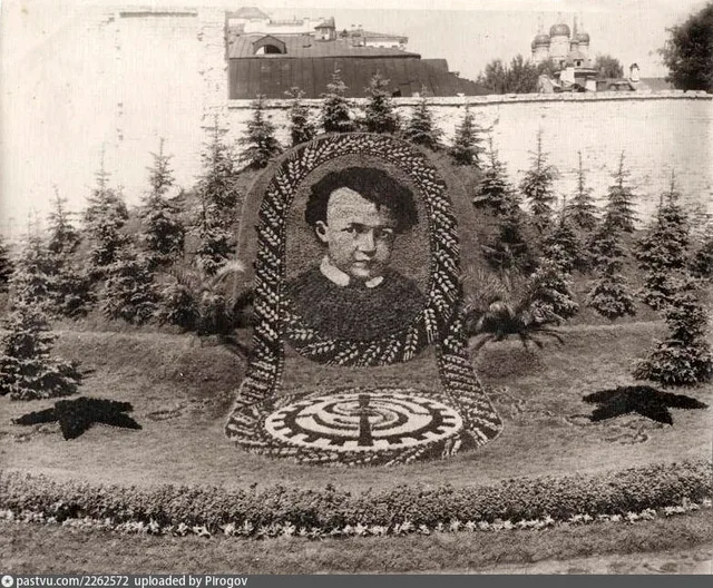 Клумба "Портрет В.И. Ленина в детстве"