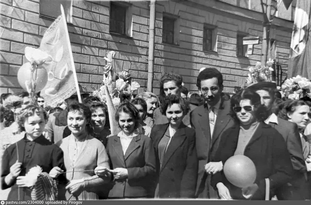 Неглинная улица. Студенты МИИТ на первомайской демонстрации