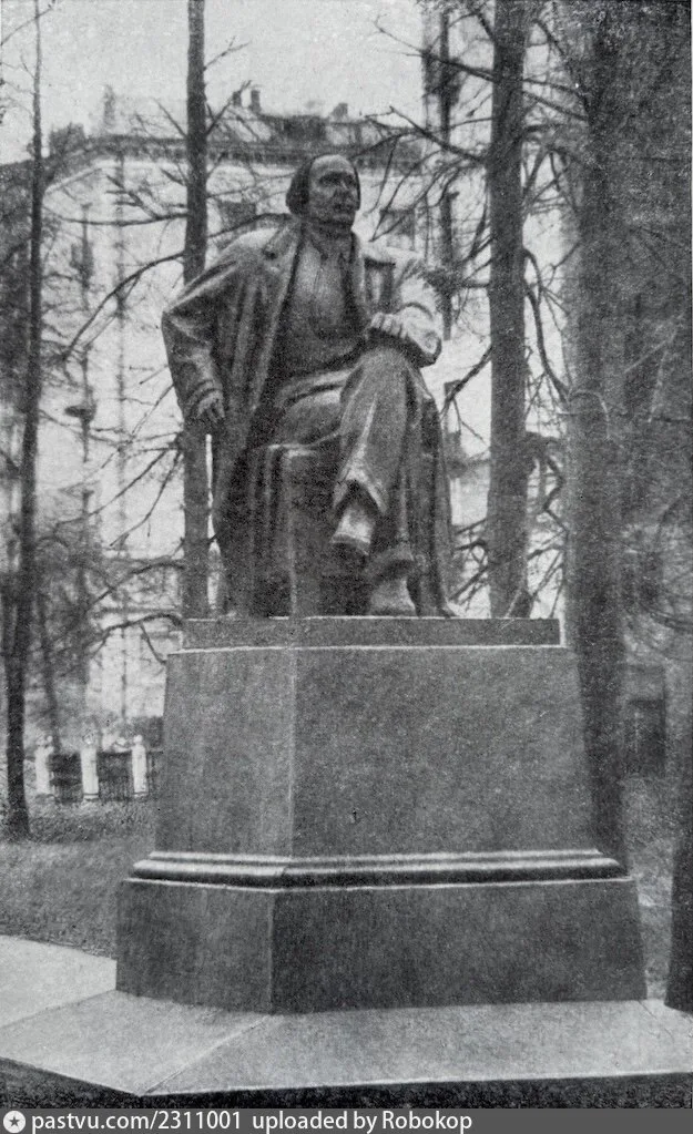 Памятник Алексею Толстому