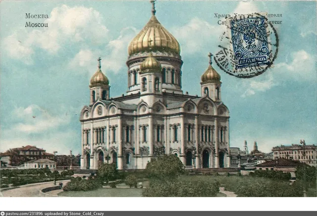 У Храма Христа Спасителя