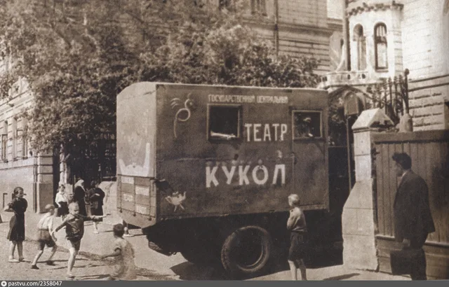 Сцена на улице Алексея Толстого
