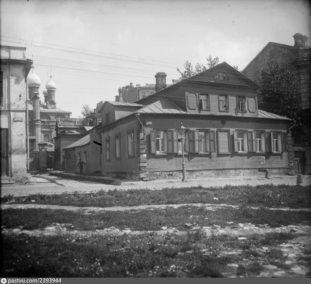 Улица Большая Молчановка, дом № 8 у церкви Симеона Столпника