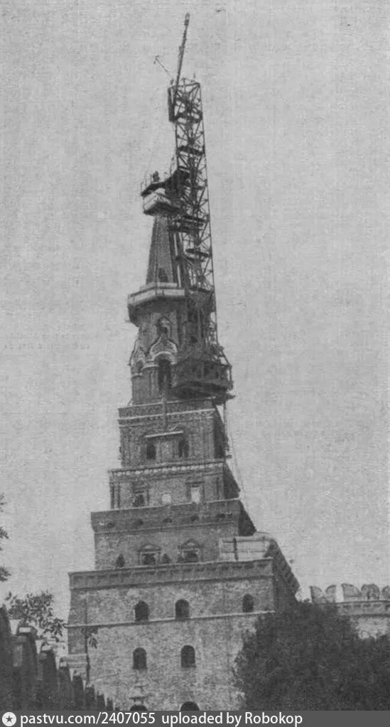 Установка пятиконечной звезды на Боровицкой башне Московского кремля