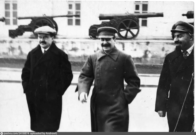 В.М. Молотов, И.В. Сталин и Л.М.Каганович перед началом Первомайского парада