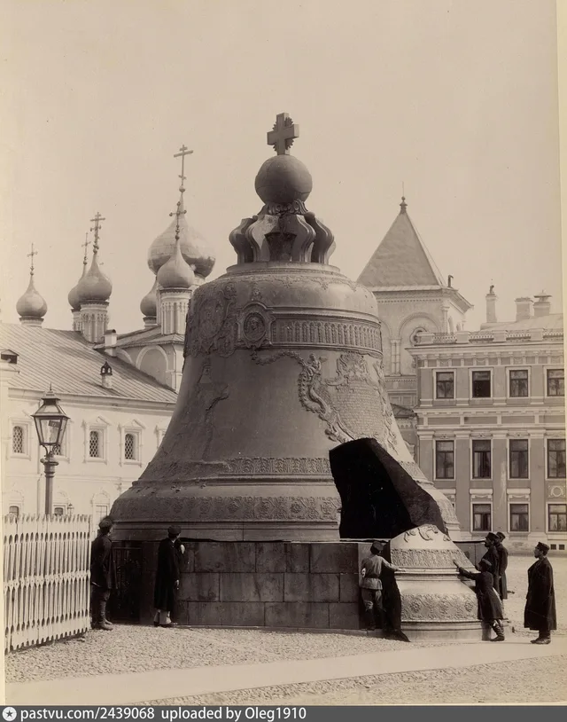 Царь-колокол в Кремле. Собор Алексия, митрополита Московского