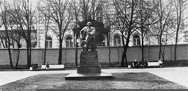 Памятник А.Н. Толстому